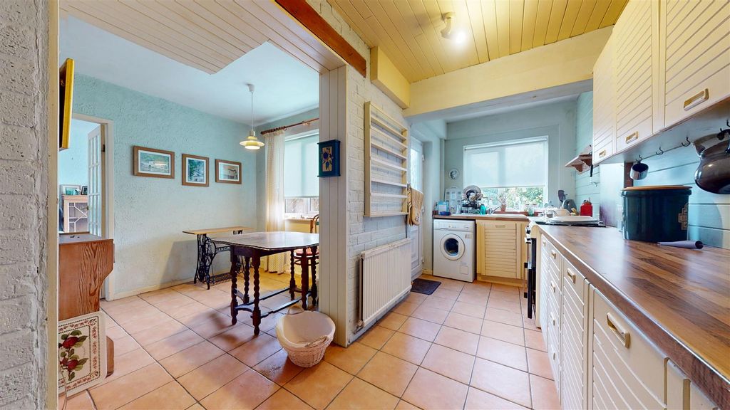 Property photo 3 of 22 Stanley Avenue Kitchen Diner