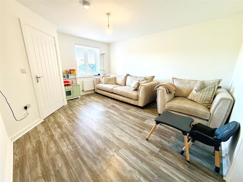 Property photo 3 of 19 Lounge