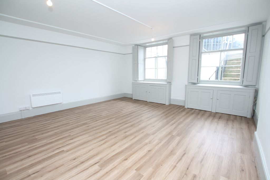 Property photo 3 of 10 6