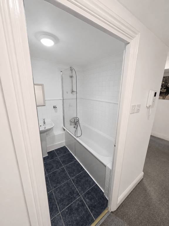 Property photo 2 of 11 Bathroom
