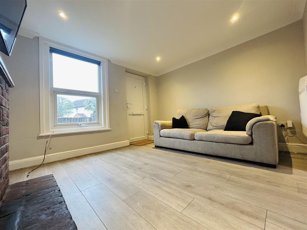 Property photo 2 of 10 Lounge