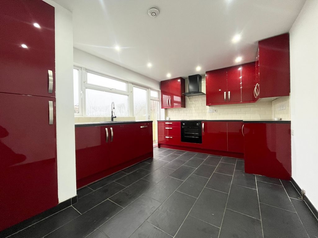 Property photo 3 of 8 Kitchen