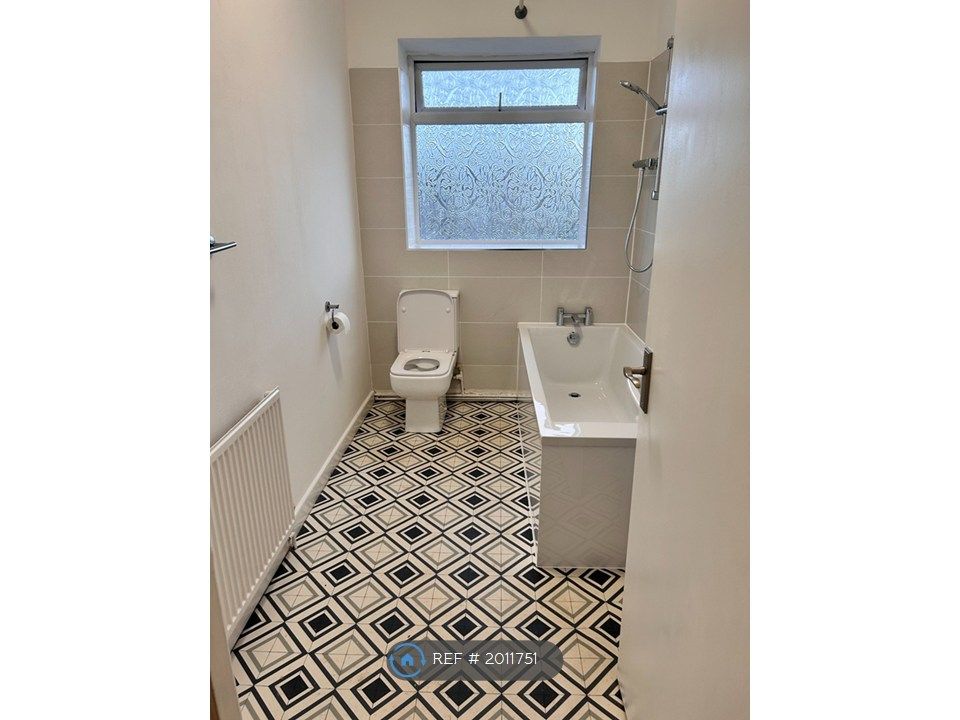 Property photo 3 of 10 Bathroom