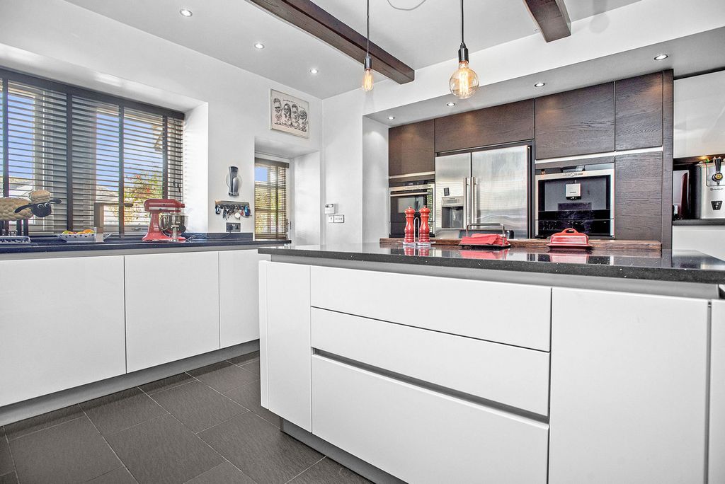 Property photo 2 of 33