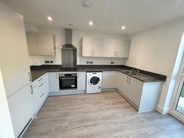 Property photo 3 of 10 Kitchen