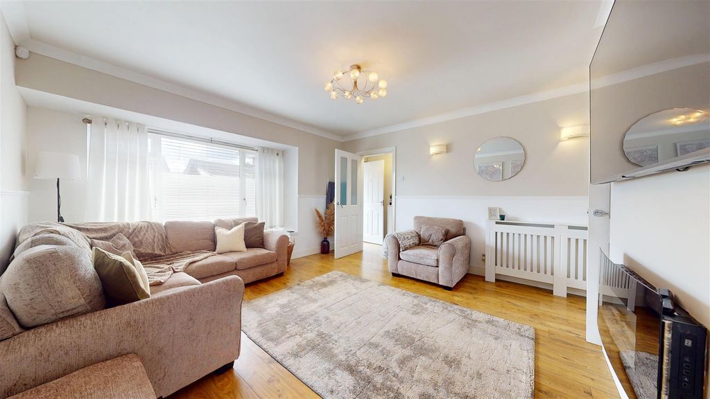 Property photo 3 of 25 Barwell Avenue Living Room