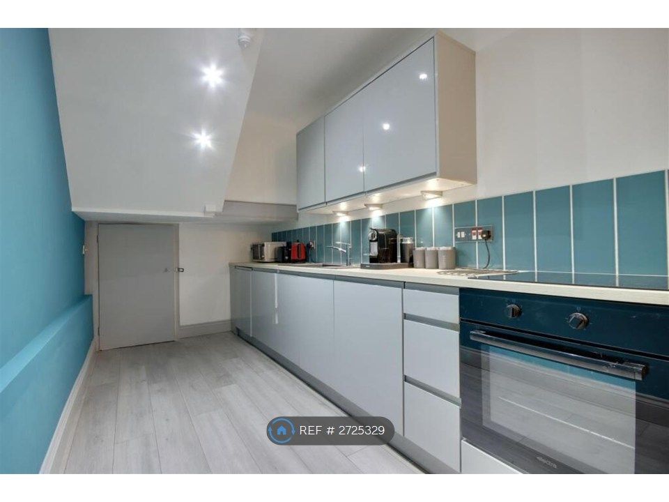 Property photo 3 of 11 Kitchen