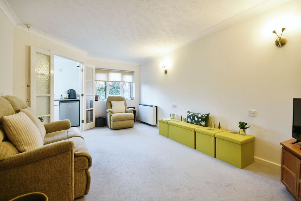 Property photo 2 of 17 Lounge