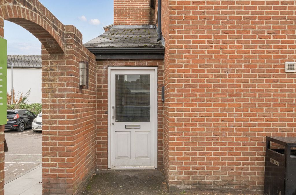 Property photo 3 of 21 3 - 1365543-19-68ee2c...