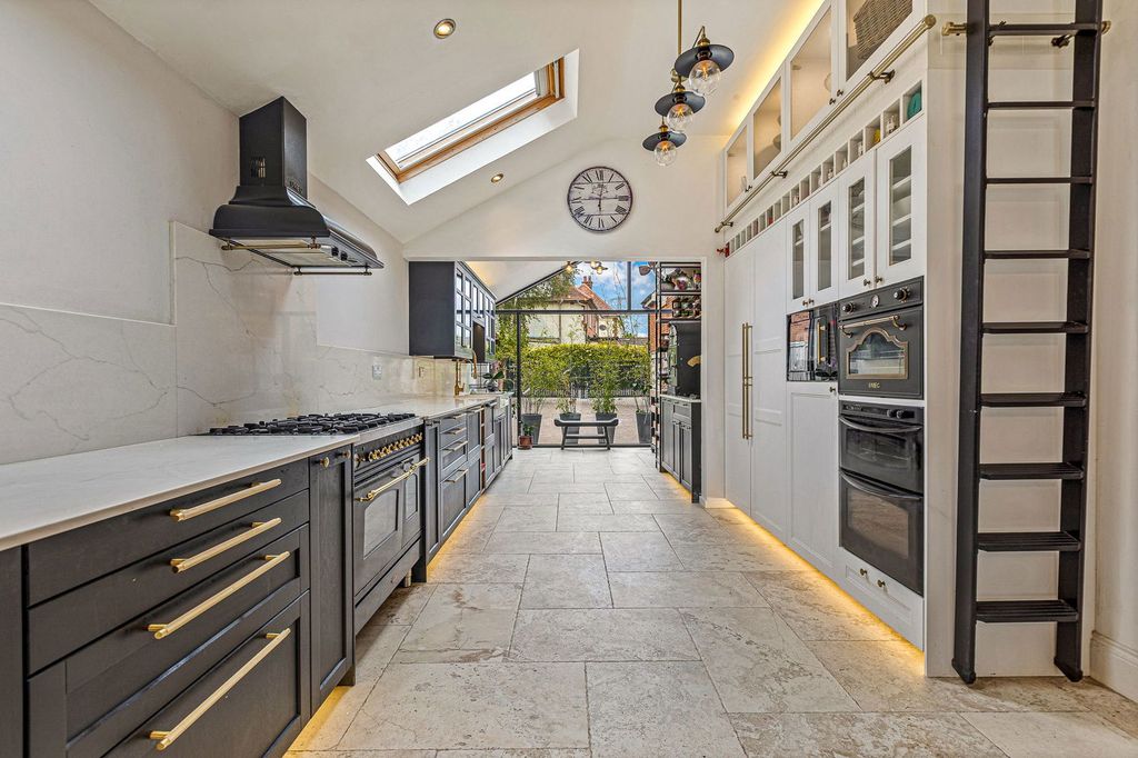 Property photo 2 of 34