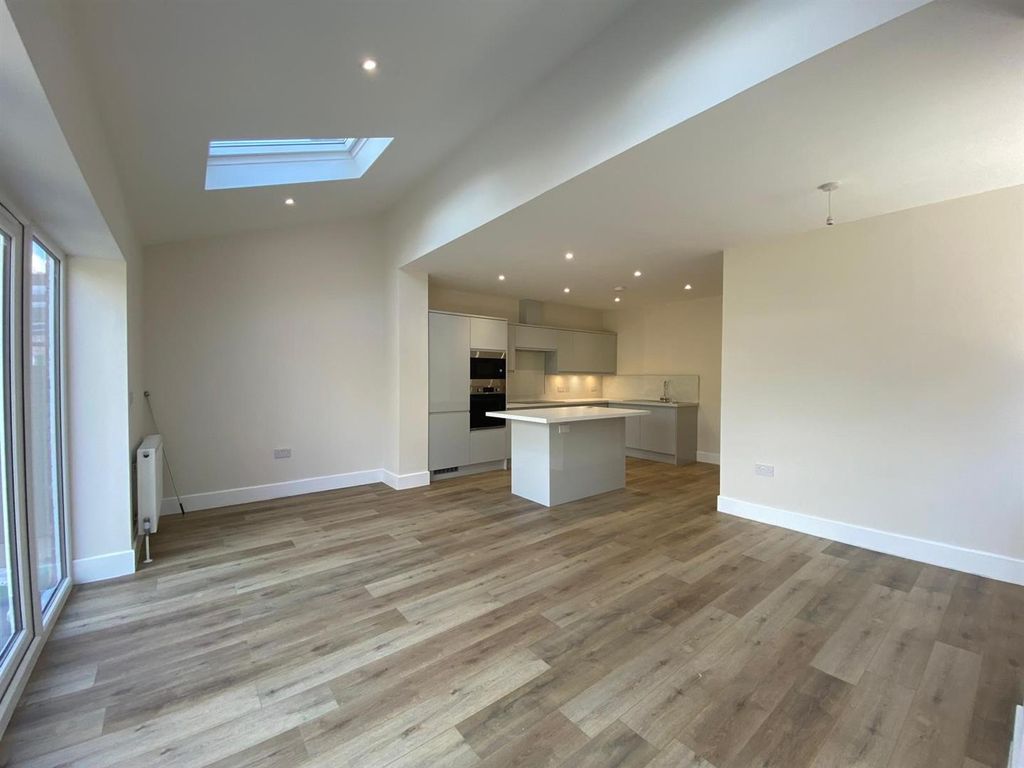 Property photo 2 of 33