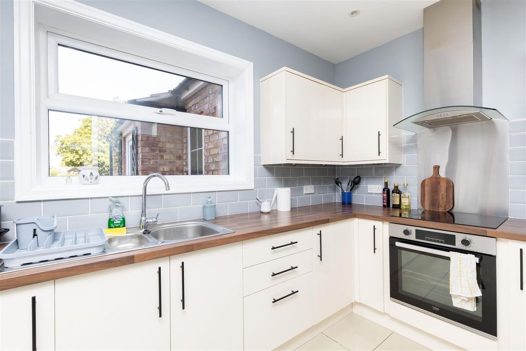 Property photo 3 of 28 Kitchen Diner