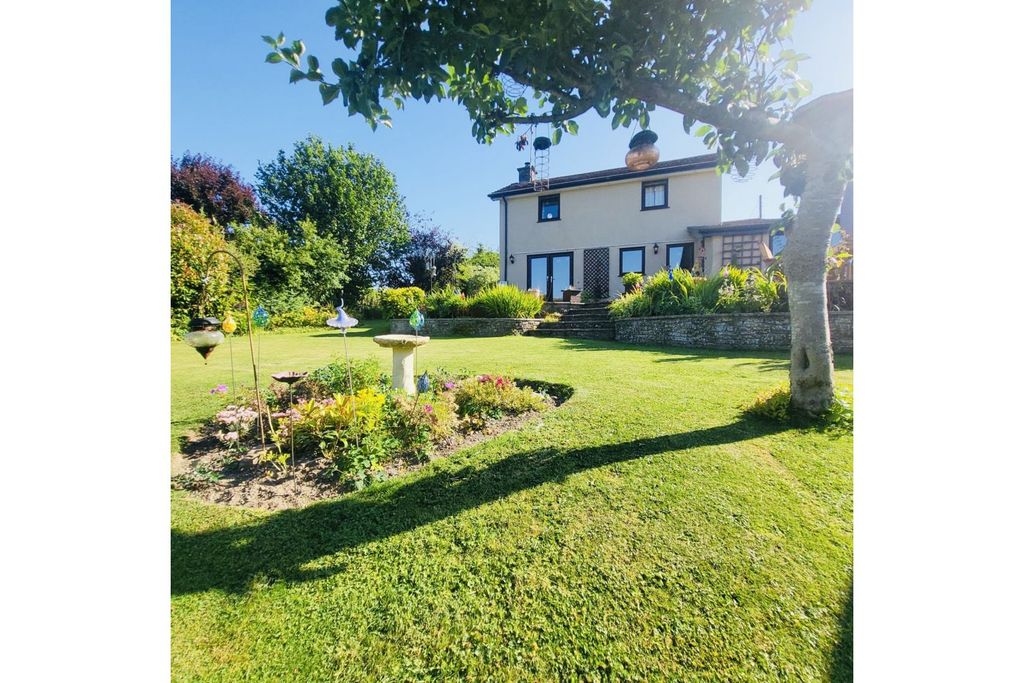 Property photo 2 of 18 Gardens