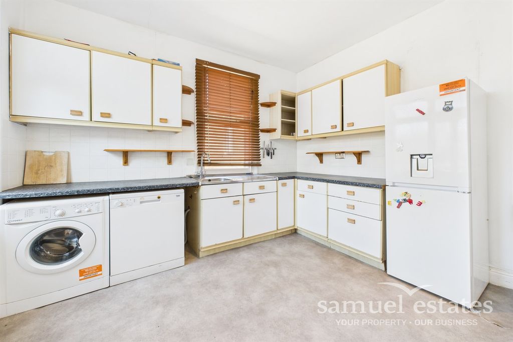 Property photo 3 of 11 Kitchen