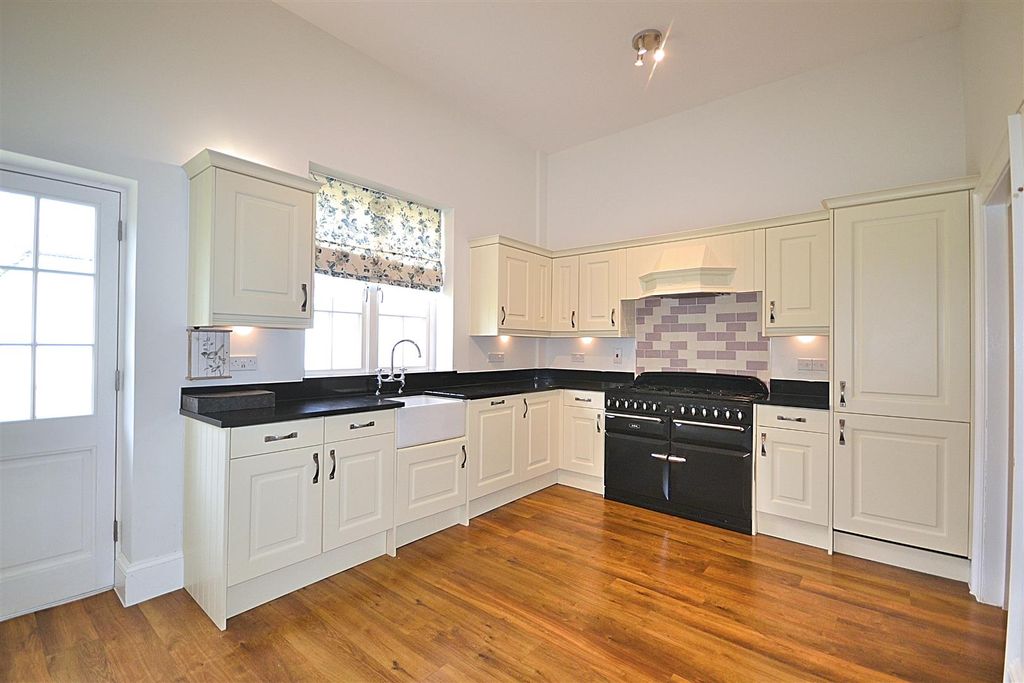 Property photo 2 of 33 37 (2).Png