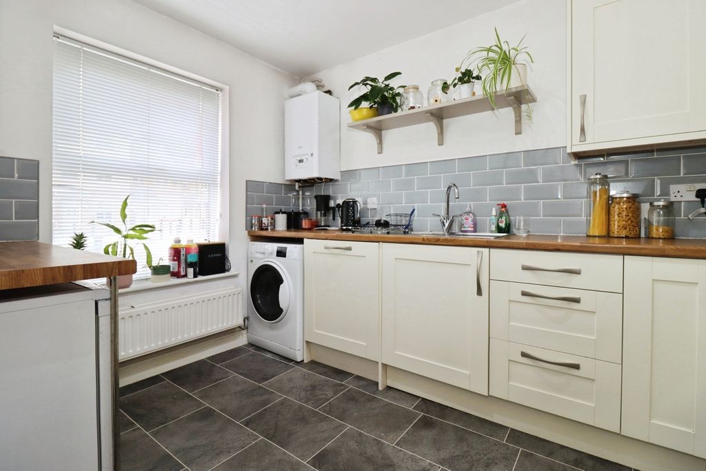 Property photo 3 of 20 Kitchen