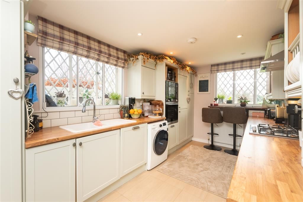 Property photo 3 of 12 Kitchen