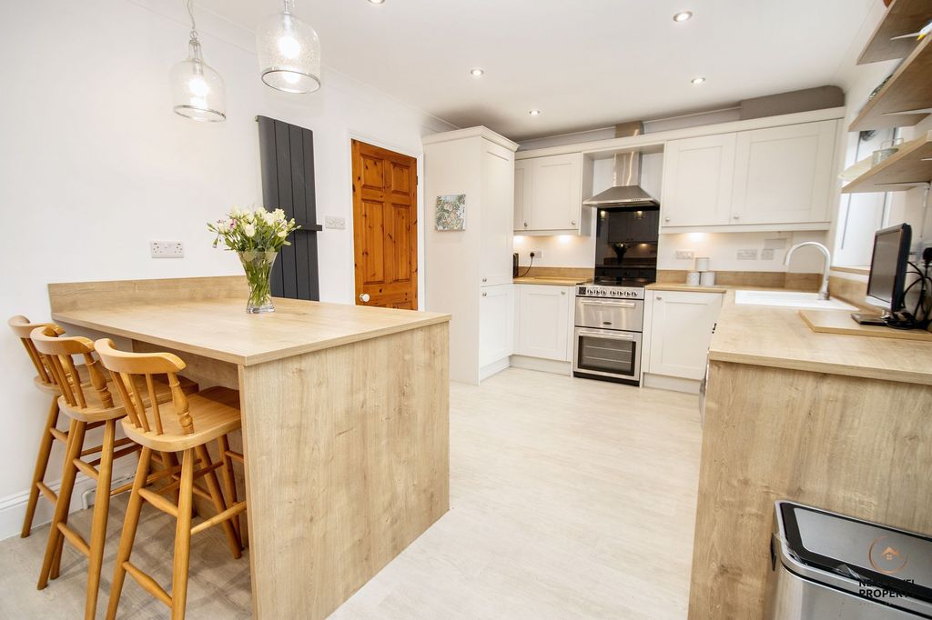 Property photo 2 of 27