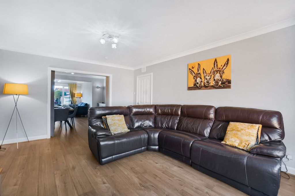 Property photo 3 of 35 Lounge