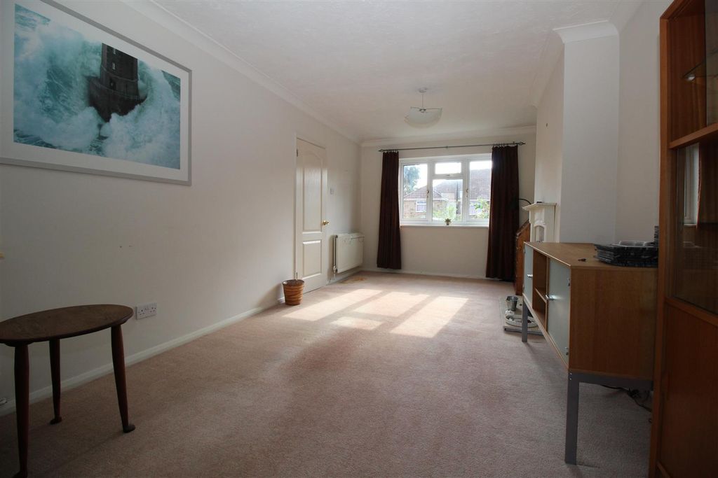 Property photo 3 of 10 Living Room