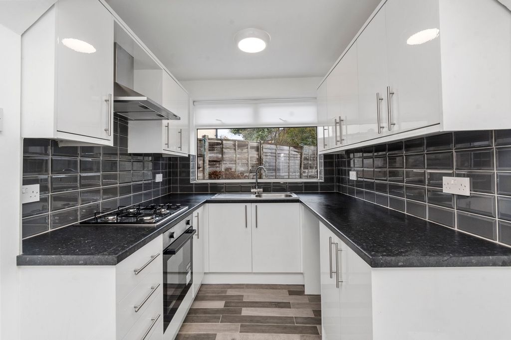 Property photo 2 of 25