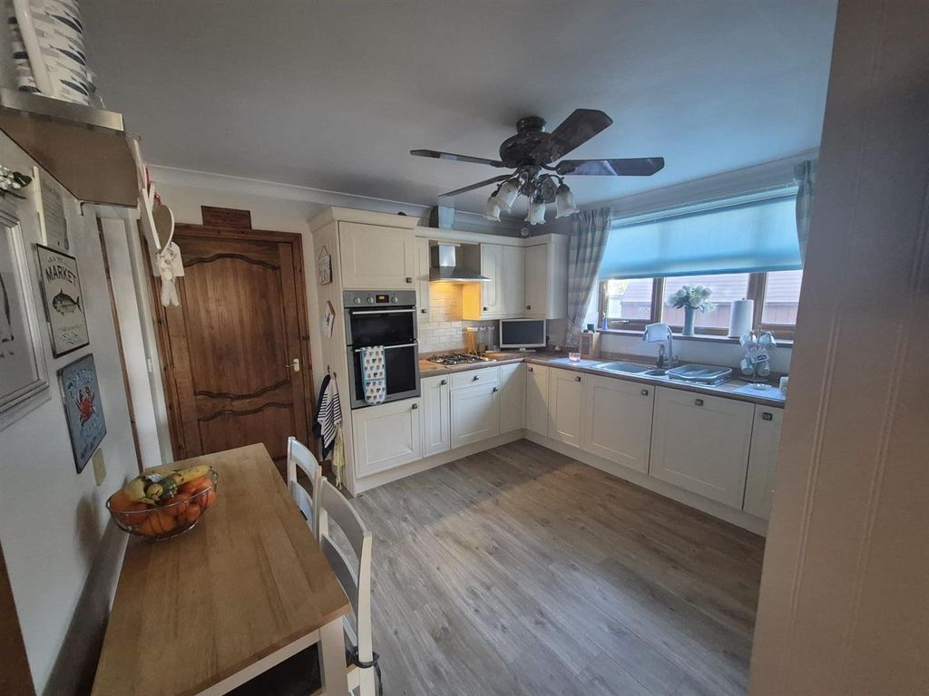 Property photo 3 of 37 Kitchen