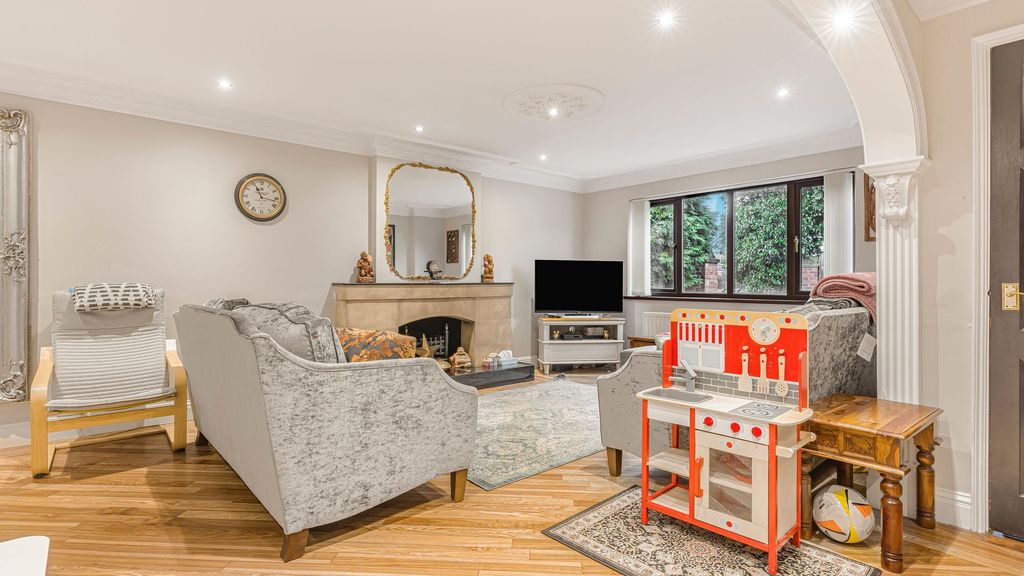 Property photo 3 of 32