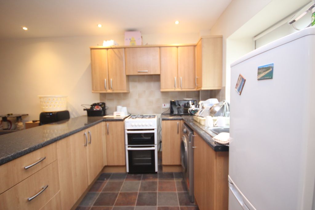 Property photo 2 of 6 Kitchen