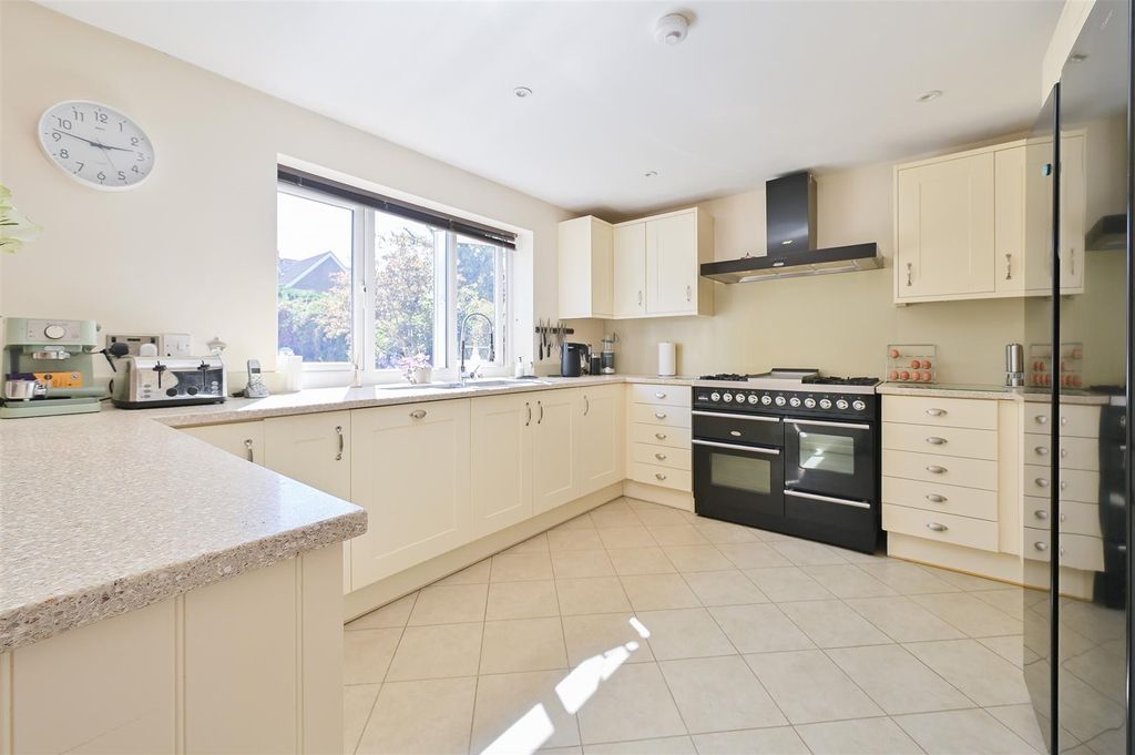 Property photo 3 of 15 6 Burton Close-1.Jpg