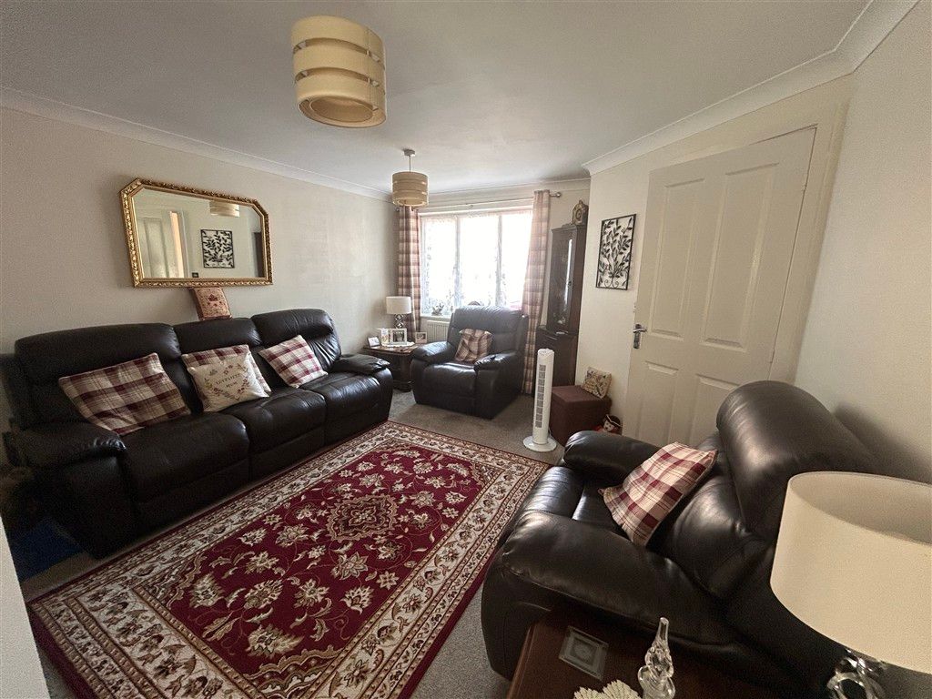 Property photo 3 of 9 Lounge
