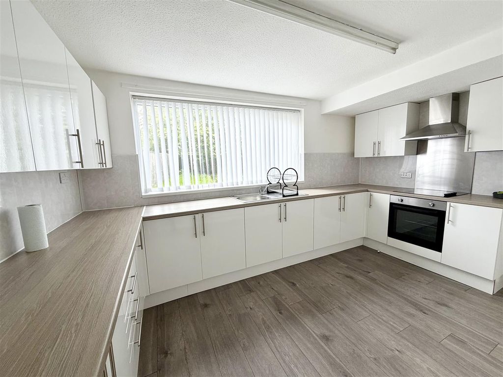 Property photo 1 of 9 Kitchen