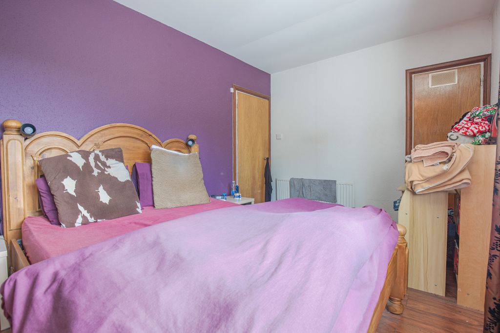 Property photo 3 of 14 Bedroom1Angle2 (5)