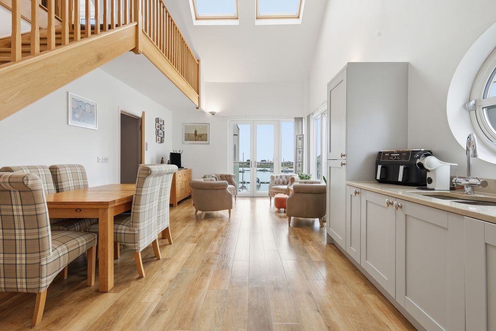 Property photo 3 of 27 Harbour Square