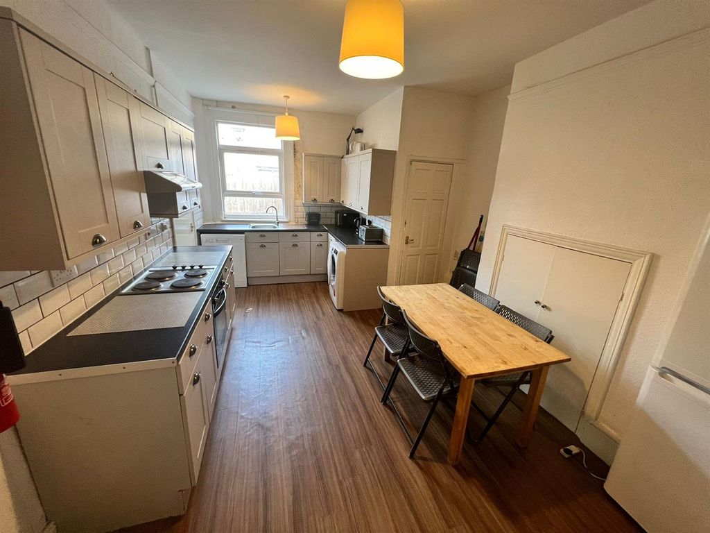 Property photo 2 of 20 Kitchen / Diner