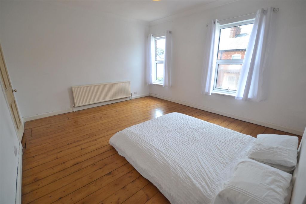 Property photo 3 of 11 Available Room