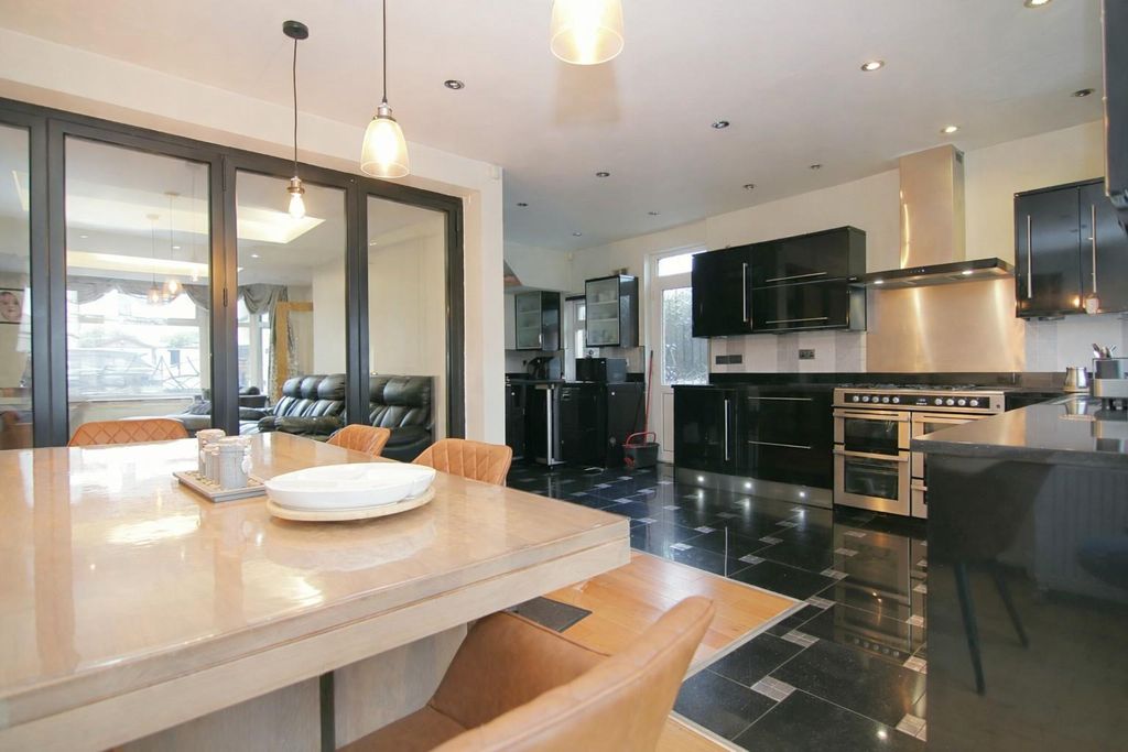 Property photo 2 of 18 Dining Kitchen