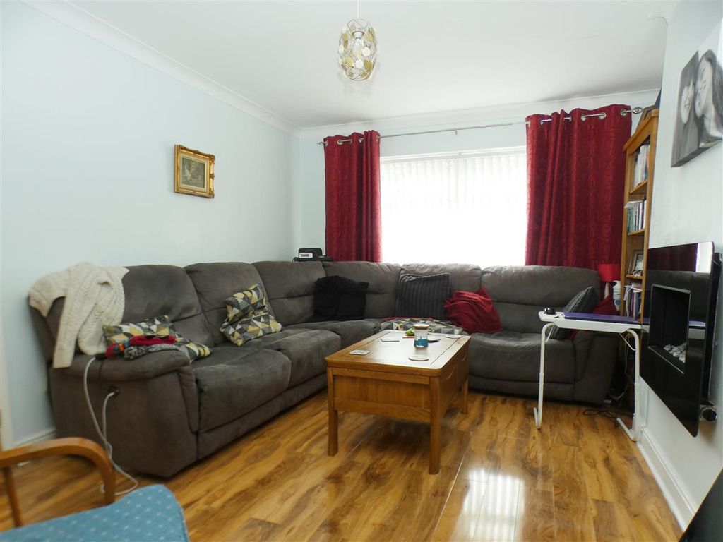 Property photo 3 of 19 Lounge