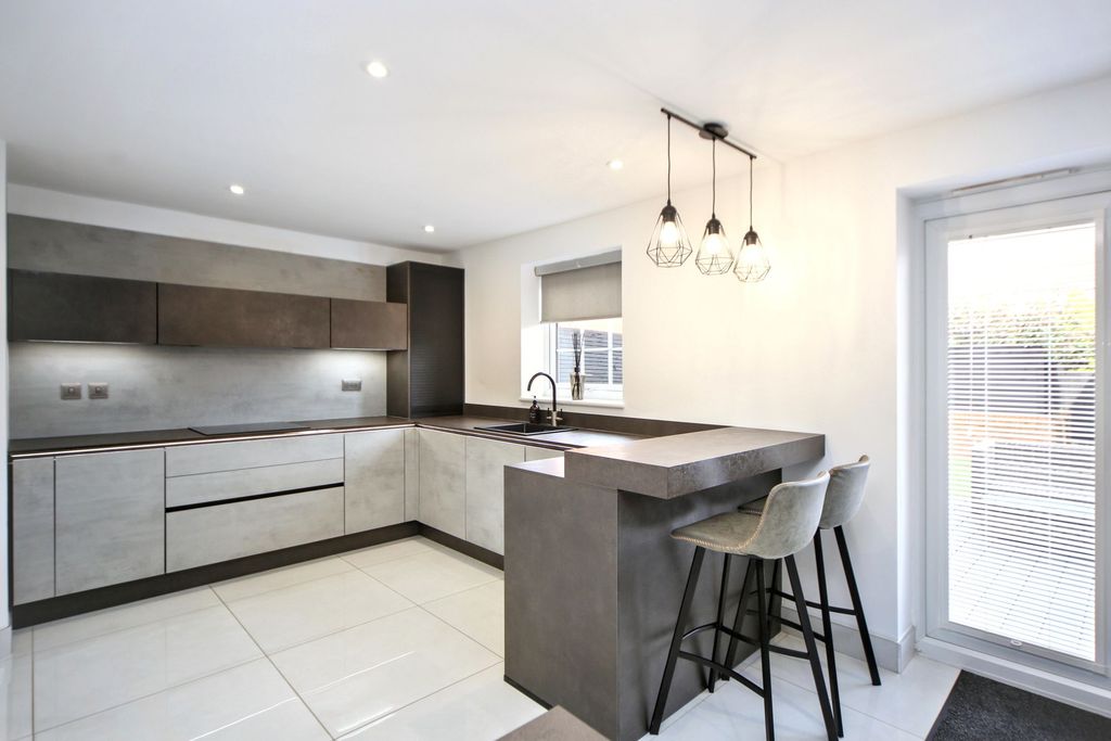 Property photo 2 of 28