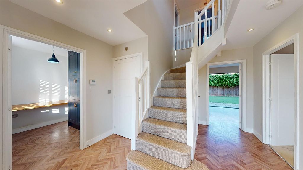 Property photo 2 of 17 Entrance Hall