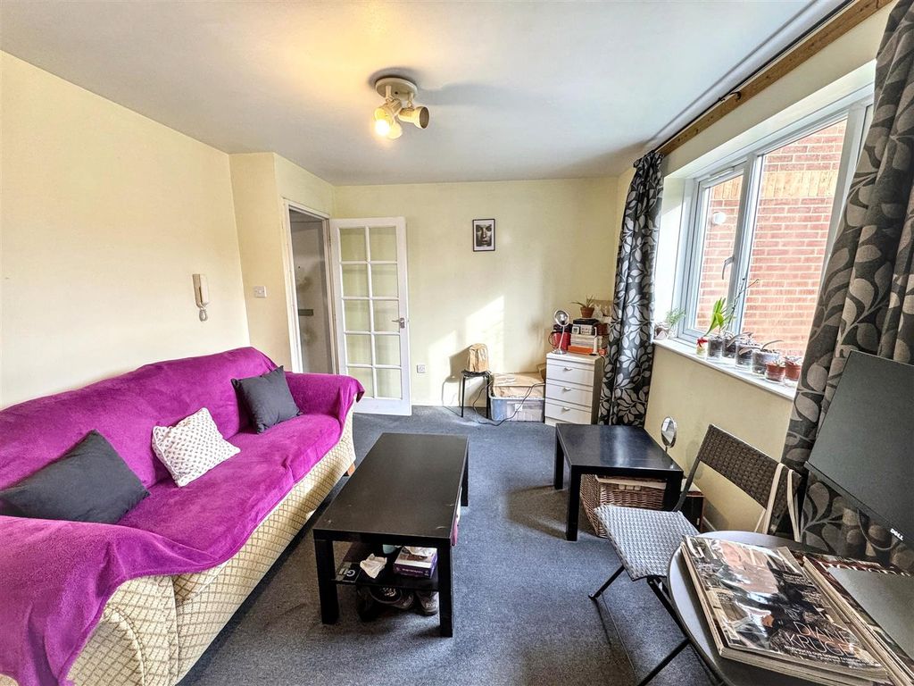 Property photo 3 of 7 Lounge