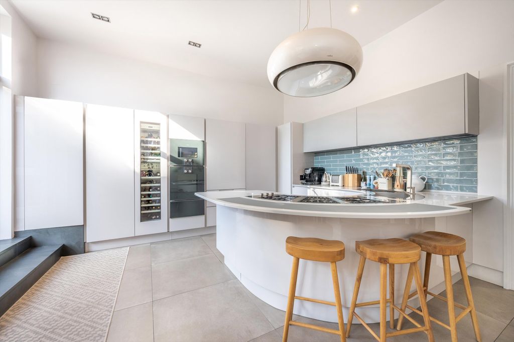 Property photo 2 of 14 Image