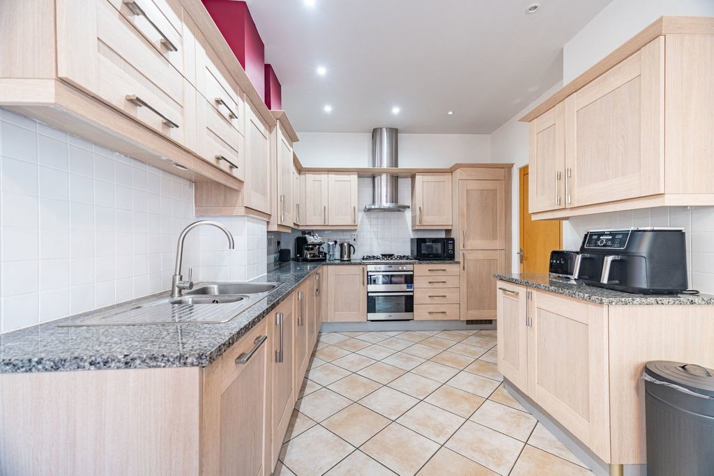 Property photo 3 of 29