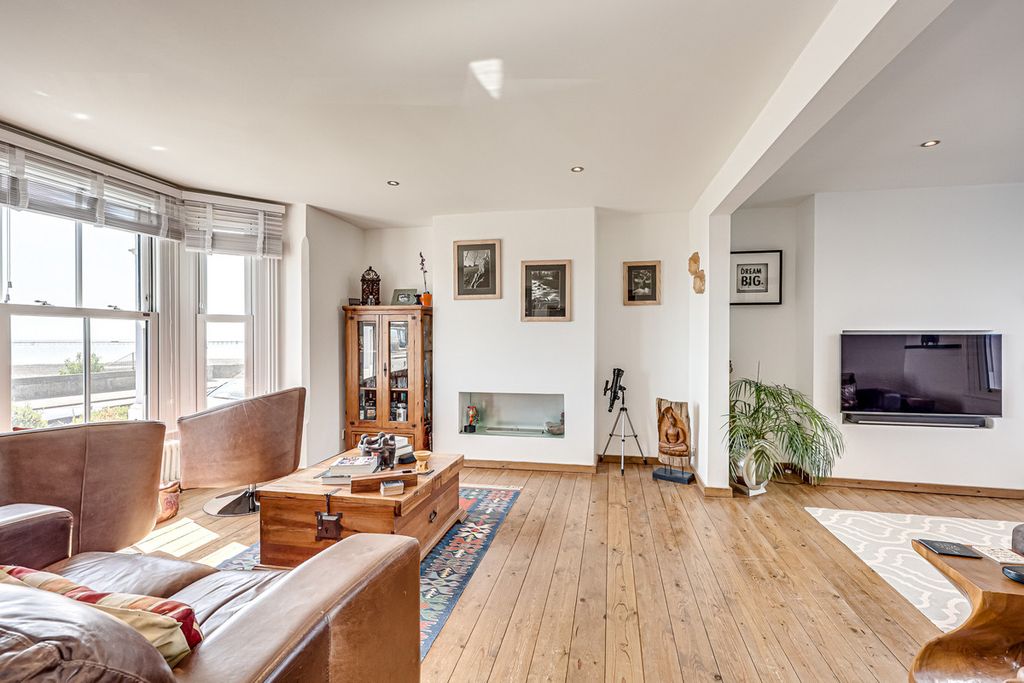 Property photo 3 of 48
