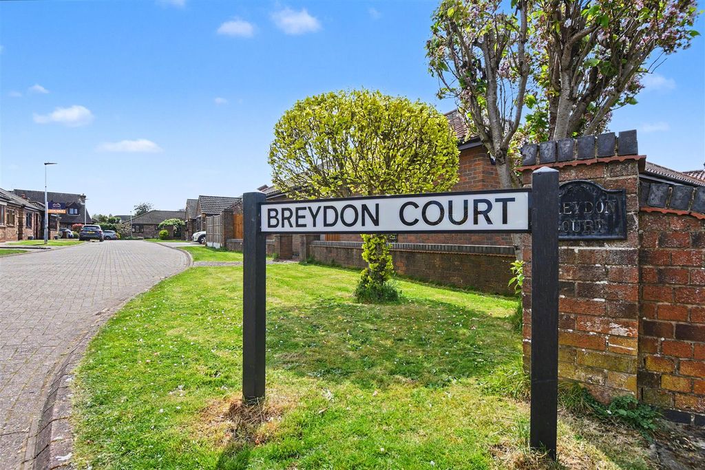 Property photo 2 of 14 Breydon Court