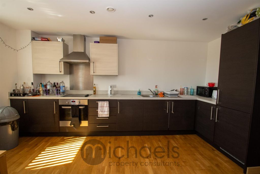 Property photo 3 of 9 Kitchen
