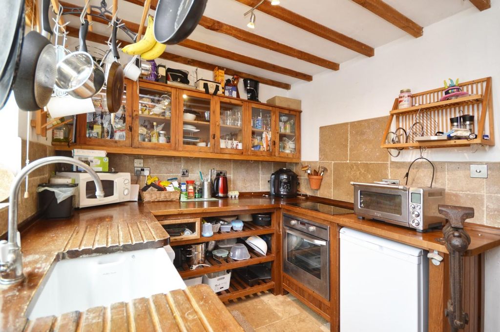 Property photo 3 of 18 Kitchen