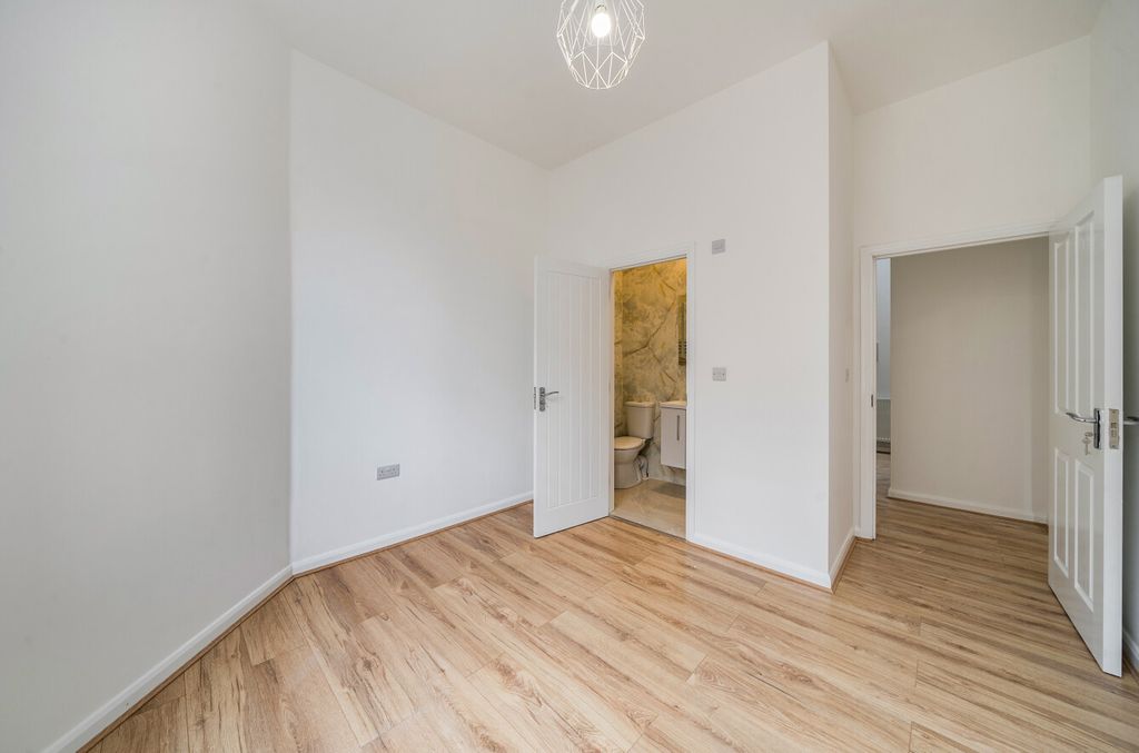 Property photo 2 of 7 1372751-3-68F8d7d...