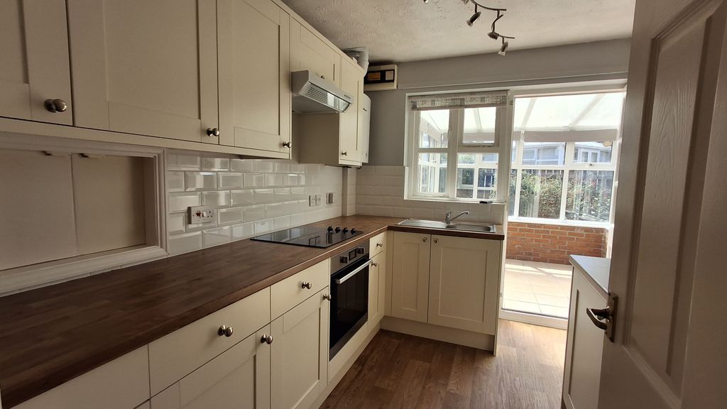 Property photo 3 of 19 Kitchen