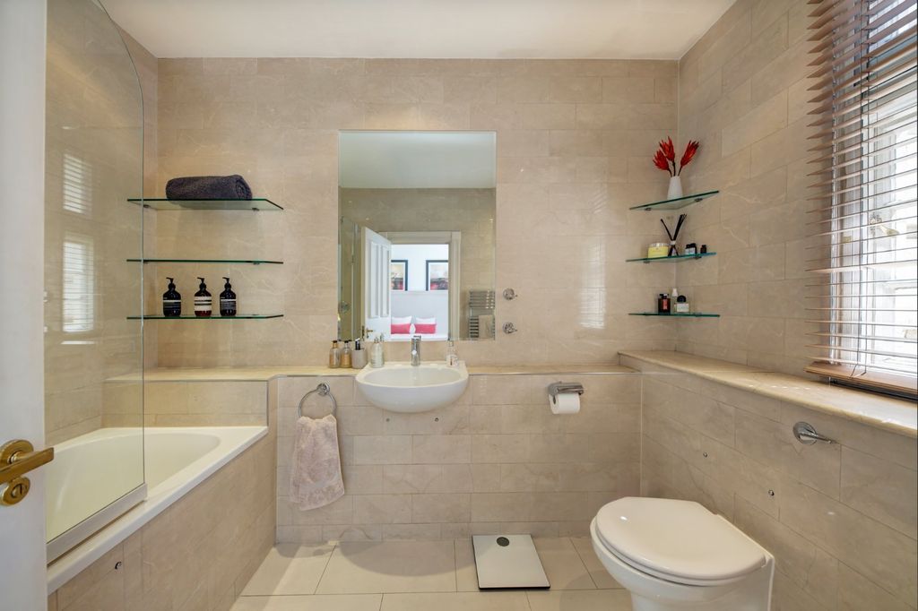 Property photo 2 of 9 Bathroom