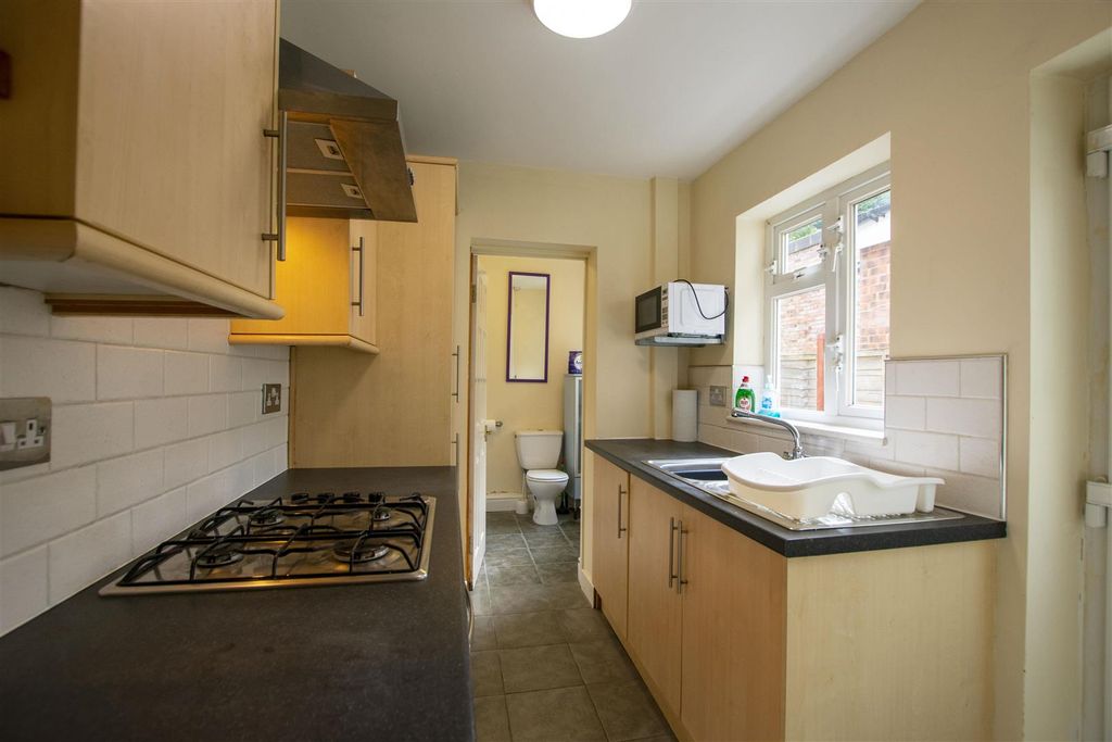 Property photo 3 of 11 Kitchen